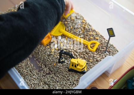 Attività da fare a casa durante la chiusura con i bambini. Foto di alta qualità Foto Stock