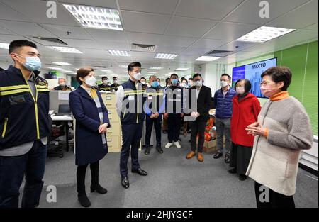 (220201) -- HONG KONG, 1 feb. 2022 (Xinhua) -- l'Amministratore Delegato della Regione amministrativa Speciale di Hong Kong (HKSAR) Carrie Lam (1st R) effettua una visita ai membri del personale di un Ufficio di tracciamento dei contatti a Hong Kong, Cina meridionale, 1 feb. 2022. Hong Kong ha segnalato 129 nuovi casi di COVID-19 nelle ultime 24 ore di martedì, secondo i dati del Centro per la protezione della salute. (Dipartimento dei servizi informativi del Governo della HKSAR/Handout via Xinhua) Foto Stock