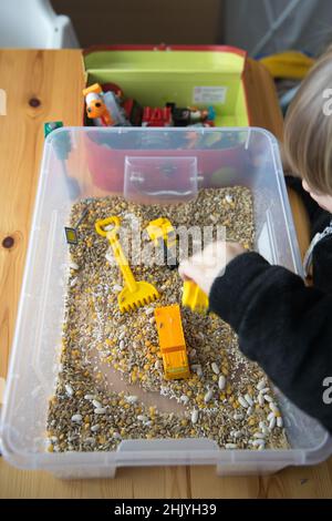 Attività da fare a casa durante la chiusura con i bambini. Foto di alta qualità Foto Stock