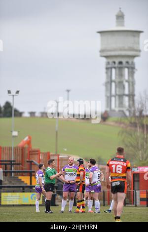 Dewsbury, Inghilterra - 30 gennaio 2022 - il Referee ben Thaler parla ai capitani durante il campionato di rugby League Betfred Round 1 Dewsbury Rams vs Bradford Bulls al Tetley Stadium, Dewsbury, Regno Unito Dean Williams Foto Stock