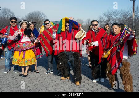 Posato foto di gruppo di ballerini e musicisti ecuadoriani al parco Flushing Meadows Corona per un video shoot. A Queens, New York City, un posto molto diverso. Foto Stock
