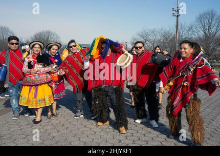 Posato foto di gruppo di ballerini e musicisti ecuadoriani al parco Flushing Meadows Corona per un video shoot. A Queens, New York City, un posto molto diverso. Foto Stock