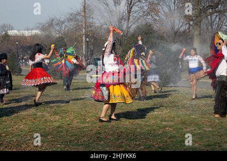 Uomini e donne ecuadoriani New Yorkesi ballano e suonano musica mentre spruzzano Carioca, un tipo di crema di rasatura spray usato nelle celebrazioni. A Queens, New York. Foto Stock
