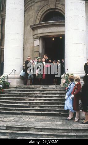 1977, storica, la sua maestà la Regina Elisabetta II si trova fuori dalla chiesa di St Pancras sulla Euston Rd, Londra, Inghilterra, Regno Unito, con clerymen senior come parte delle sue celebrazioni della Giubata d'Argento. Foto Stock