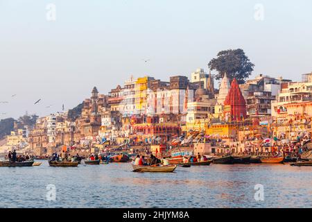 Barche a remi turistiche e iconici ghat lungo il fiume che osservano Prayag Ghat a Varanasi, una città sul fiume Gange in Uttar Pradesh, India del nord Foto Stock