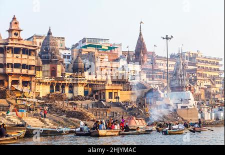 Pires funerari che bruciano su Manikarnika Ghat a Varanasi (ex Banaras o Benares), una città sul fiume Gange in Uttar Pradesh, India settentrionale Foto Stock