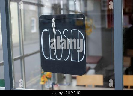 chiuso segno nella finestra del caffè, sheringham, norfolk, inghilterra Foto Stock