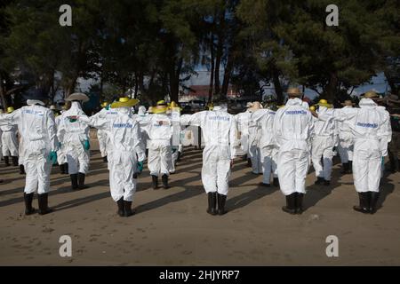 I pulitori per fuoriuscite di olio sono in allineamento. (Foto di Atiwat Siltamethanont/Pacific Press)/ Foto Stock