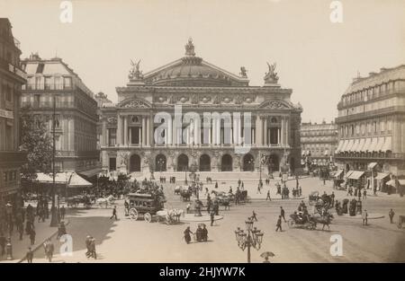 Antica fotografia del Palais Garnier del 1890 e di Place de l'Opéra a Parigi, Francia. FONTE: FOTO ORIGINALE DELL'ALBUME Foto Stock