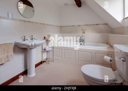Burrough Green, Suffolk - Settembre 18 2017: Bagno all'interno della casa britannica con aspetto tradizionale e dettagli architettonici più pareti con metà piastrellate. Foto Stock