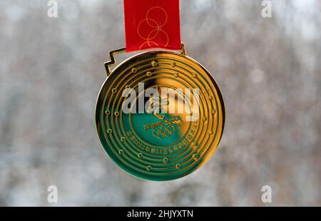 14 gennaio 2022, Pechino, Cina. Medaglia d'oro dei XXIV Giochi Olimpici invernali sullo sfondo della natura innevata. Foto Stock