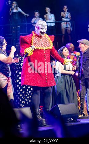 Spettacoli PIC: Boy George ha chiuso un trionfante ritorno dei suoi spettacoli musicali Taboo al London Palladium la scorsa notte. Ci sono stato due notti per la BE Foto Stock