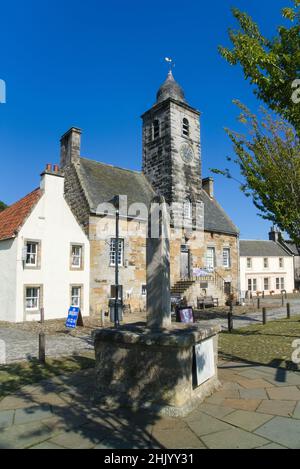 Antico villaggio di Culross sul sentiero costiero di Fife. Accanto al fiume Forth. Mostra Culross Square con 'The Tron' un'antica pesatrice in primo piano. Townhou Foto Stock