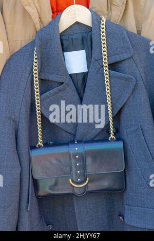 Borsa nera in pelle con catena dorata al mercato delle pulci Foto Stock