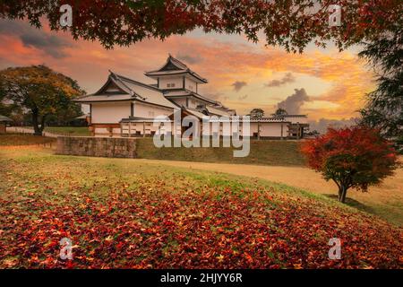 Scenario autunnale del parco del castello di Kanazawa a Kanazawa, Giappone Foto Stock