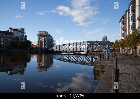 Viste del Victoria Swing Bridge presso la Shore di Leith, Edimburgo nel Regno Unito Foto Stock