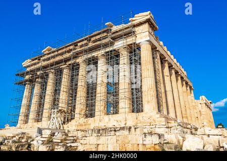 Acropoli di Atene con incredibili e belle rovine Partenone e cielo blu nella capitale greca Atene in Grecia. Foto Stock