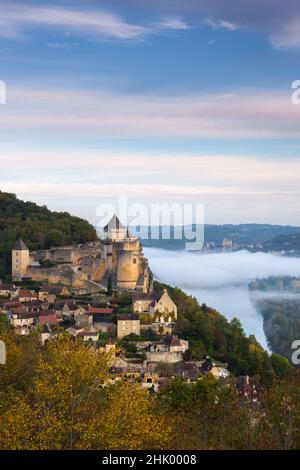 Chateau Castelnaud nella nebbia all'alba Dordogna Francia Foto Stock