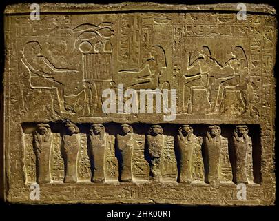 Stela di famiglia del Saherhotep ufficiale e sua moglie Ipet, con rappresentazione hight-rilief di otto figure mummiformi (1759 -1700 AC ) Egitto (Museo Egizio di Torino Italia) Foto Stock
