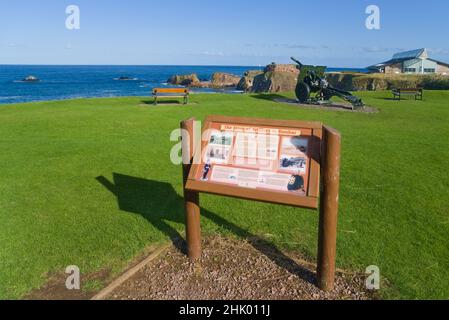 Guardando verso nord di fronte estuario da Park a Bayswell Road Dunbar , John Muir Way. Vicino al porto di Dunbar. Lothian orientale, Scozia, Regno Unito Foto Stock