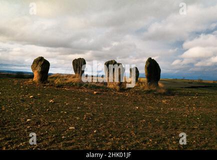 View N of Duddo Five Stones Bronze Age cerchio di pietra sulla cima di un grande knoll NE of the River Till, Northumberland, Inghilterra, Regno Unito: 5 blocchi di arenaria. Foto Stock
