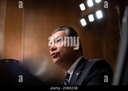 Washington, Stati Uniti. 01st Feb 2022. Il senatore Alex Padilla (D-CA) commenta durante un'audizione di nomina giudiziaria del Comitato giudiziario del Senato, presso il Campidoglio degli Stati Uniti, a Washington, DC, martedì 1 febbraio, 2022. Il Congresso ritorna da recesso questa settimana, come il Senato si prepara a confermare un candidato della Corte Suprema nel prossimo futuro dopo l'annuncio del ritiro della Giustizia Stephen Breyer. (Graeme Sloan/Sipa USA) Credit: Sipa USA/Alamy Live News Foto Stock