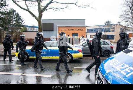 Amburgo, Germania. 01st Feb 2022. Forze di polizia fortemente armate lasciano i locali della otto Hahn School nel distretto di Jenfeld. Si ritiene che un giovane armato di armi da fuoco abbia avuto accesso alla scuola. Credit: Daniel Bockwoldt/dpa/Alamy Live News Foto Stock