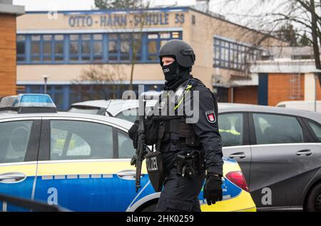 Amburgo, Germania. 01st Feb 2022. Di fronte alla otto Hahn School, nel distretto di Jenfeld, si trova un poliziotto armato. Si dice che un giovane armato di armi da fuoco abbia potuto accedere alla scuola. Credit: Daniel Bockwoldt/dpa/Alamy Live News Foto Stock