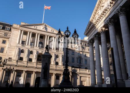 Un esterno della Banca d'Inghilterra (a sinistra) e Royal Exchange nella città di Londra, un giorno prima che il primo ministro Boris Johnson vola in Ucraina. In mezzo alle tensioni tra Ucraina e Russia, il governo britannico minaccia di nuovo sanzioni economiche nei confronti degli oligarchi del presidente russo Putin che, si ritiene, hanno riciclato il loro “denaro irto”, il 31st gennaio 2022, nella città di Londra, in Inghilterra. Il gruppo di campagna 'Transparency International' afferma che circa 1,5bn sterline di proprietà del Regno Unito sono state spesi con fondi sospetti provenienti dalla Russia, attraverso la City of London, il distretto finanziario della capitale del Regno Unito. Foto Stock