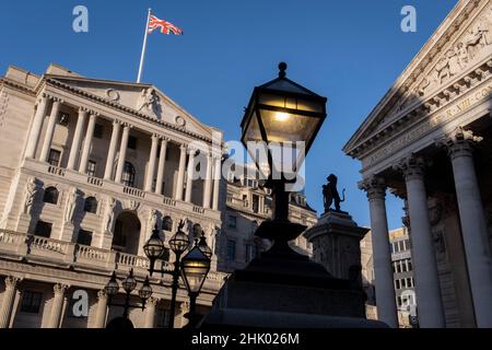 Un esterno della Banca d'Inghilterra (a sinistra) e Royal Exchange nella città di Londra, un giorno prima che il primo ministro Boris Johnson vola in Ucraina. In mezzo alle tensioni tra Ucraina e Russia, il governo britannico minaccia di nuovo sanzioni economiche nei confronti degli oligarchi del presidente russo Putin che, si ritiene, hanno riciclato il loro “denaro irto”, il 31st gennaio 2022, nella città di Londra, in Inghilterra. Il gruppo di campagna 'Transparency International' afferma che circa 1,5bn sterline di proprietà del Regno Unito sono state spesi con fondi sospetti provenienti dalla Russia, attraverso la City of London, il distretto finanziario della capitale del Regno Unito. Foto Stock