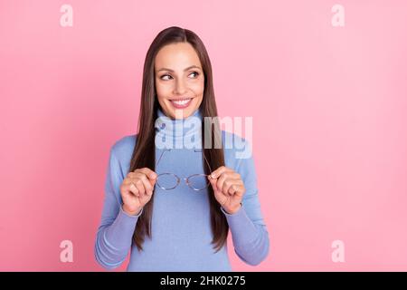 Foto di curioso smart lady look spazio vuoto take off occhiali indossare turtleneck blu isolato colore rosa sfondo Foto Stock