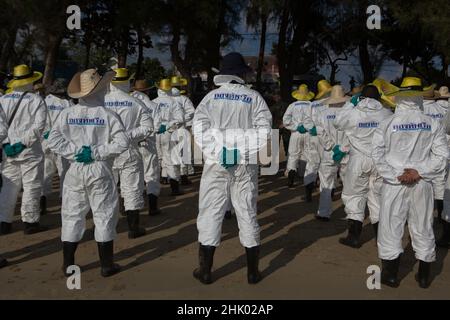 Rayong, Rayong, Tailandia. 31st Jan 2022. I pulitori per fuoriuscite di olio si stanno allineando per ascoltare gli ordini dei supervisori. (Credit Image: © Atiwat Siltamethanont/Pacific Press via ZUMA Press Wire) Foto Stock