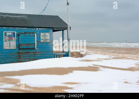 Un rifugio in legno sulla spiaggia di Margate Main Sands nella neve, Margate, Kent Foto Stock