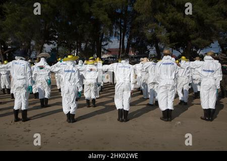 Rayong, Rayong, Tailandia. 31st Jan 2022. I pulitori per fuoriuscite di olio sono in allineamento. (Credit Image: © Atiwat Siltamethanont/Pacific Press via ZUMA Press Wire) Foto Stock