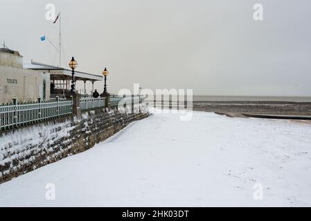 Il TS Eliot spiaggia rifugio e servizi igienici a Margate Main Sands nella neve, Margate, Kent Foto Stock