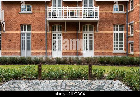 Leuven, Regione Brabante Fiamminga, Belgio - 01 29 2022: Facciata ristrutturata in blocco di appartamenti in pietra Foto Stock