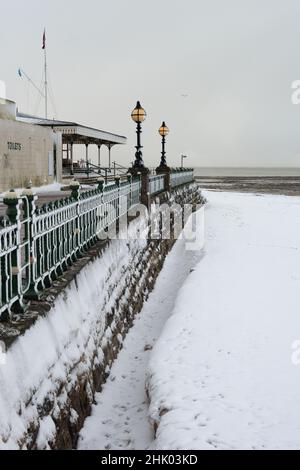 Il TS Eliot spiaggia rifugio e servizi igienici a Margate Main Sands nella neve, Margate, Kent Foto Stock