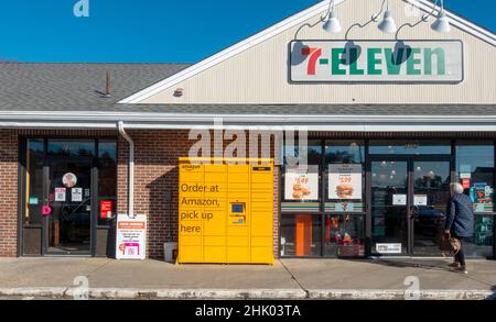 Amazon Locker Kiosk per il ritiro di pacchi Ordine da rivenditori online all'aperto tra un negozio 7-11 & Dunkin Donuts Foto Stock