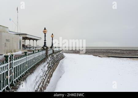 Il TS Eliot spiaggia rifugio e servizi igienici a Margate Main Sands nella neve, Margate, Kent Foto Stock