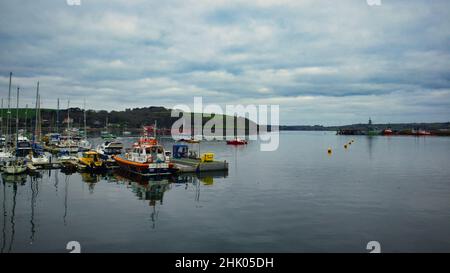 Porto di Falmouth con vista sul mare e barche nel porto e una nave ombelico in lontananza Foto Stock