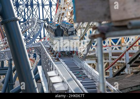 Icona a Pleasure Beach Blackpool Testing prima che sia stato aperto al pubblico, meno il fronte o auto zero e con acqua Dummies, Mack Rides Coaster Foto Stock