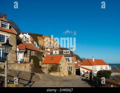 Alcuni cottage più grandi nel villaggio di Runswick Bay con case pittoresche e soprattutto per le case vacanze o seconde case nel Nord Yorkshire Inghilterra Foto Stock