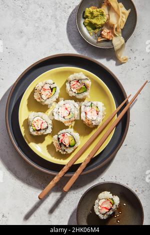 California Sushi Roll placcato con Chopsticks Foto Stock