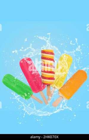 Gelato colorato Possicicles su sfondo blu con formato verticale splash. Foto Stock