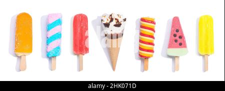 Collezione di diverse pistoncini colorati e gelato su sfondo bianco. Composizione panorama. Foto Stock