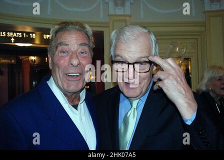 Dottore Who Dr attori, John Levene & Richard Franklin, alla scoperta di una targa blu in ricordo di Jon Pertwee, New Wimbledon Theatre, 2016 Foto Stock