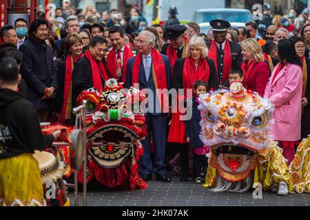 Londra, Regno Unito. 1 febbraio 2022. Il Principe di Galles e la Duchessa di Cornovaglia arrivano a Chinatown, salutati da ballerini cerimoniali di leoni, per celebrare il Capodanno lunare, l'anno della Tigre con una visita ai negozi, alle organizzazioni e alle comunità locali. Credit: Stephen Chung / Alamy Live News Foto Stock