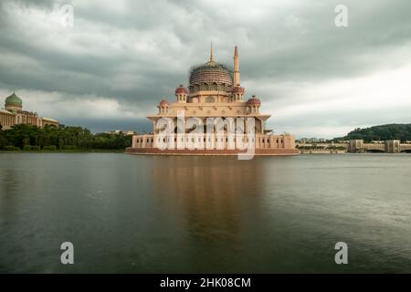 Putrajaya, Malesia- Gennaio 2022: La Moschea di Putra, la moschea principale di Putrajaya e famoso punto di riferimento Foto Stock