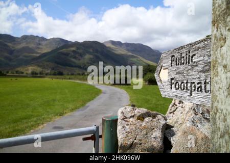 sentiero pubblico fino a crinkle crags visto dall'interno della valle di langdale, lake district, cumbria, inghilterra, regno unito Foto Stock