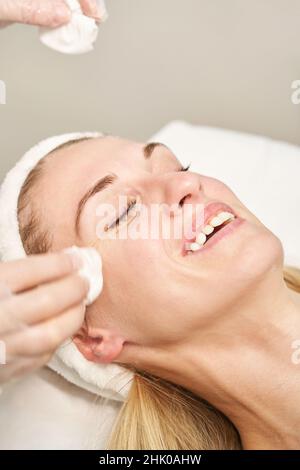 Massaggio viso preparato presso il salone spa. Mani del medico. Paziente femminile piuttosto. Bellezza Foto Stock